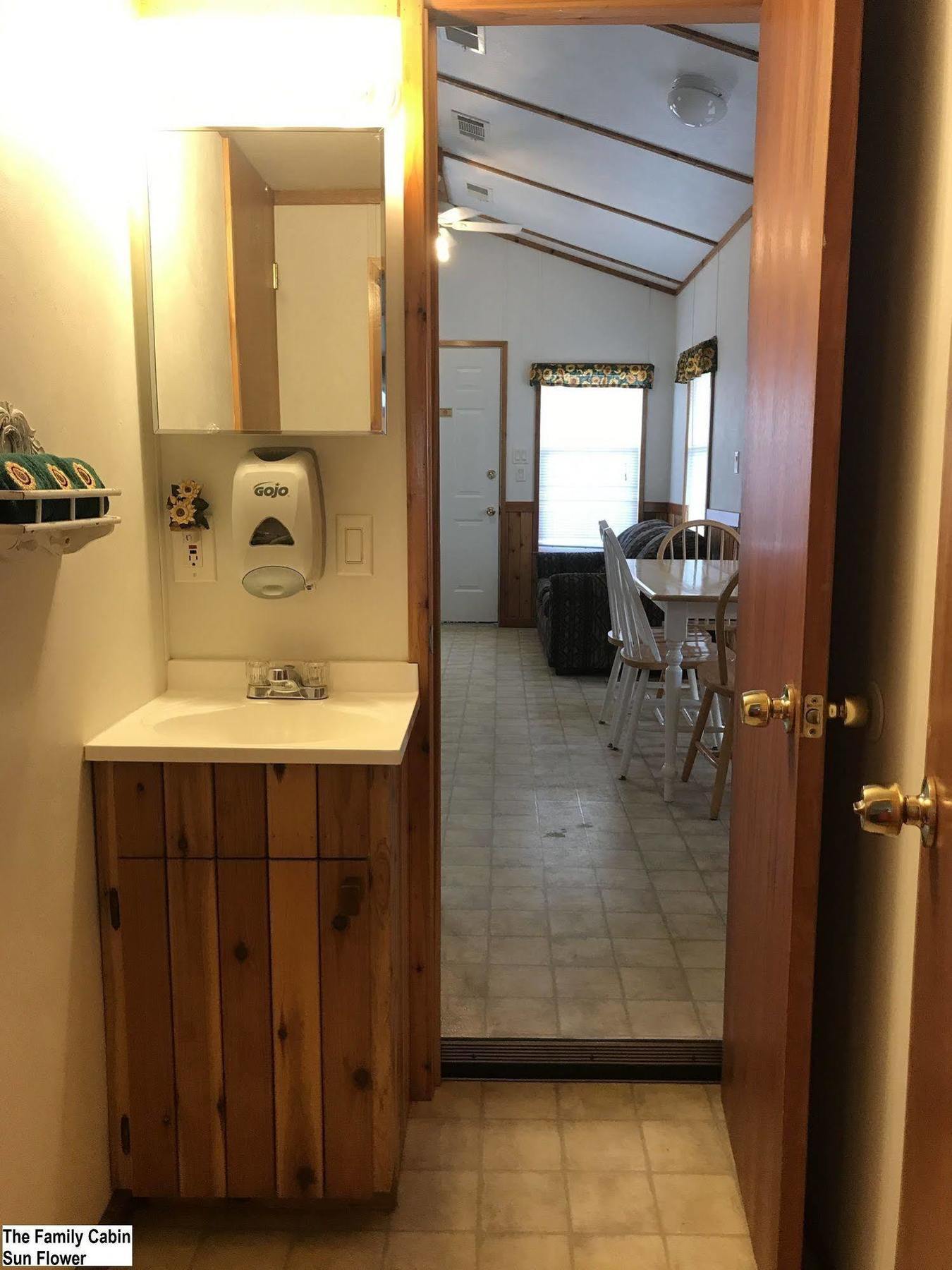 Top Of The Hill Rv Resort & Cabins Waring Εξωτερικό φωτογραφία